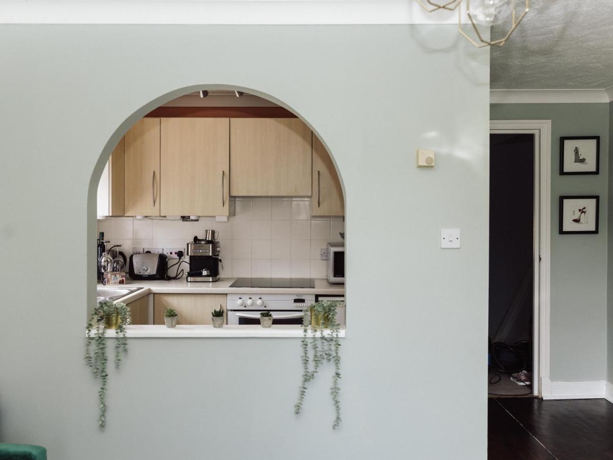 Beautiful Apartment In Guildford With Parking Send Exteriér fotografie