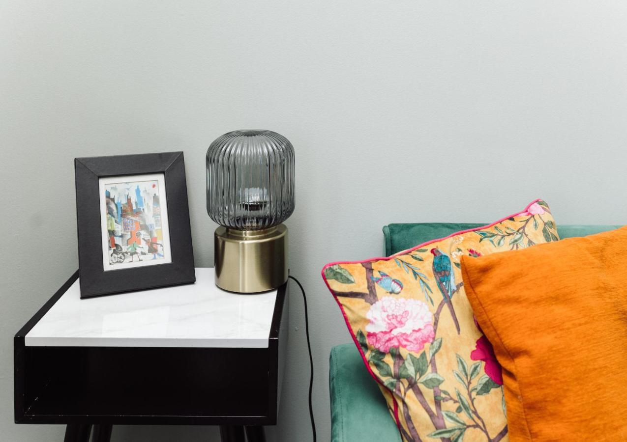 Beautiful Apartment In Guildford With Parking Send Exteriér fotografie