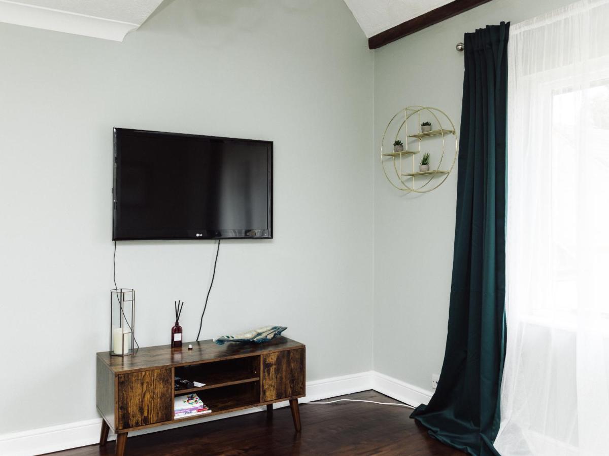 Beautiful Apartment In Guildford With Parking Send Exteriér fotografie
