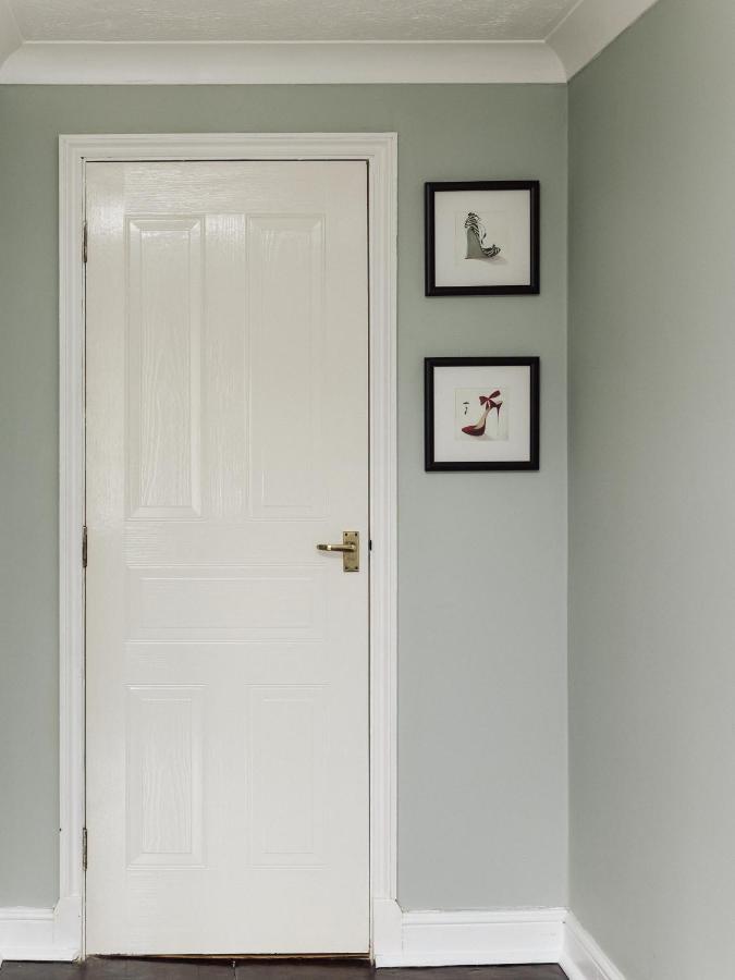 Beautiful Apartment In Guildford With Parking Send Exteriér fotografie