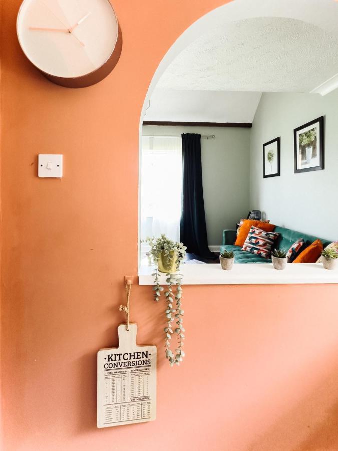 Beautiful Apartment In Guildford With Parking Send Exteriér fotografie
