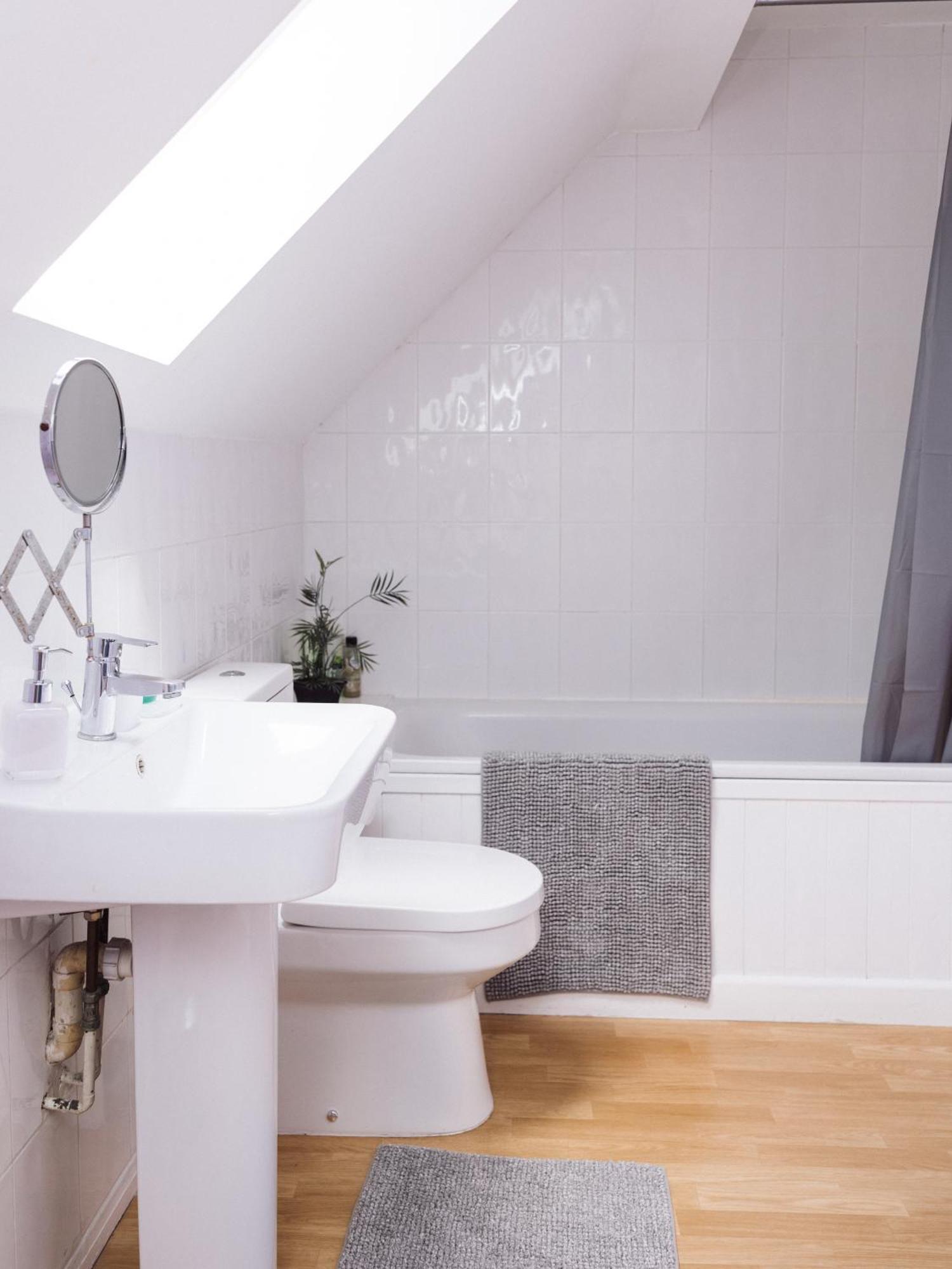 Beautiful Apartment In Guildford With Parking Send Exteriér fotografie