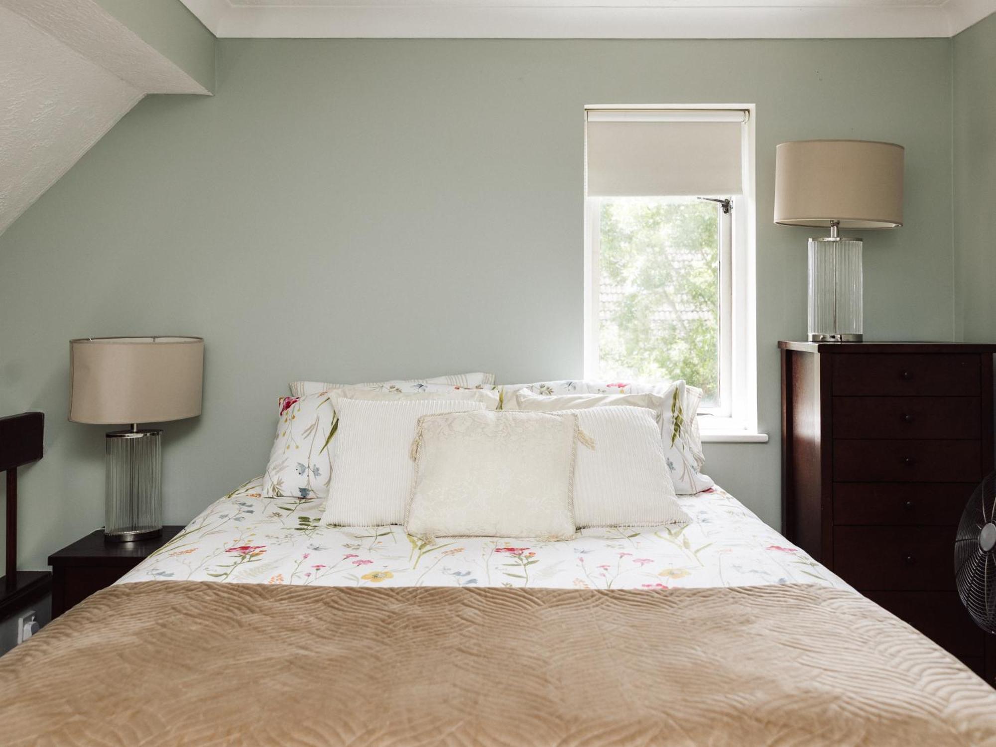 Beautiful Apartment In Guildford With Parking Send Exteriér fotografie