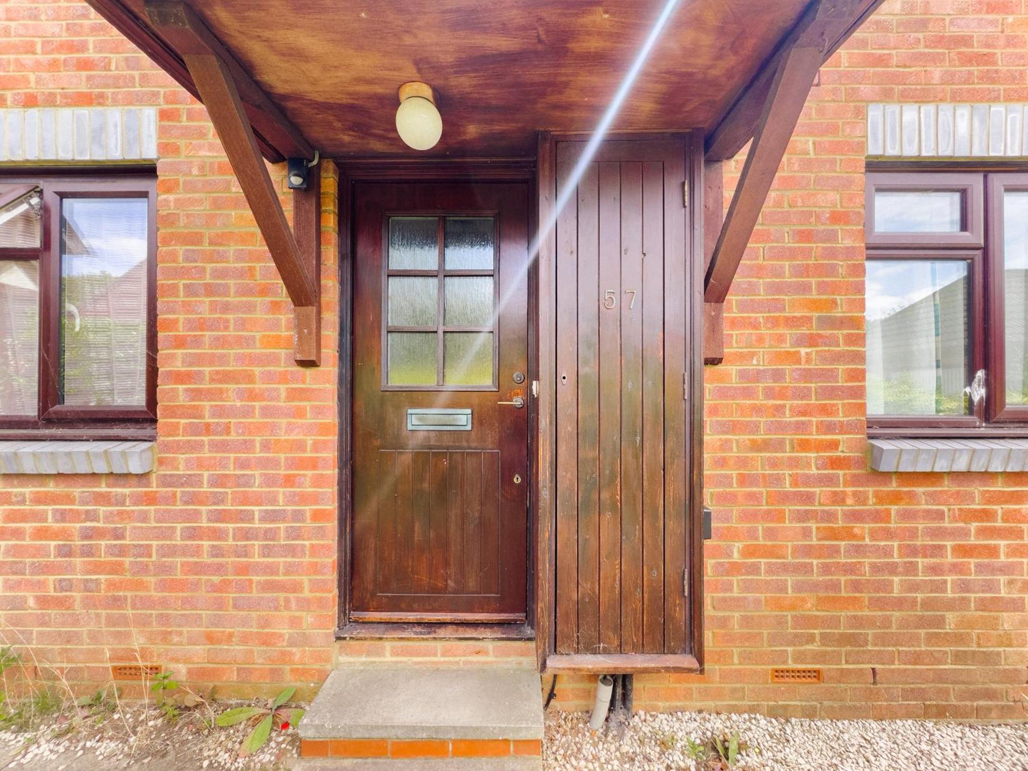 Beautiful Apartment In Guildford With Parking Send Exteriér fotografie