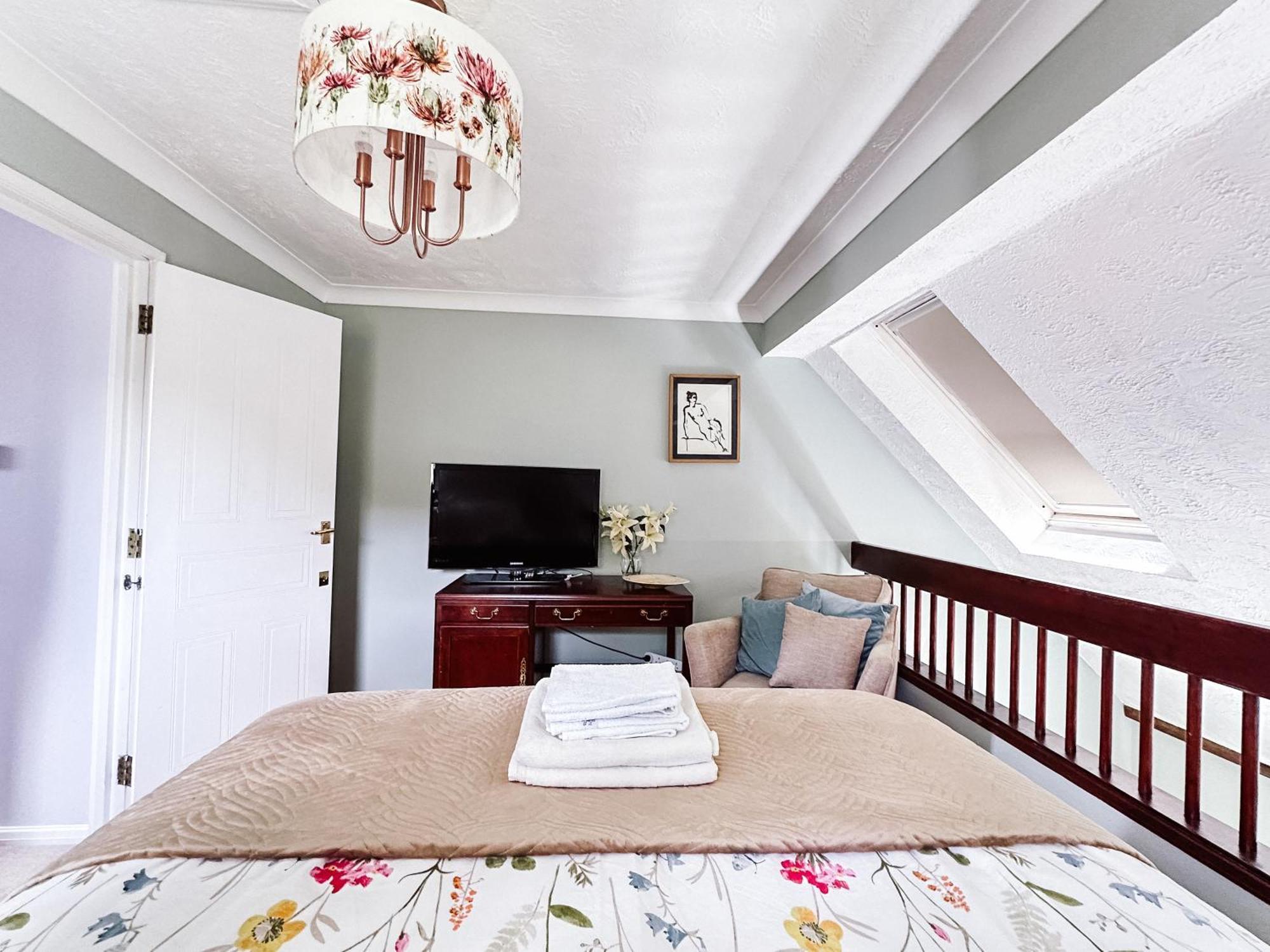 Beautiful Apartment In Guildford With Parking Send Exteriér fotografie