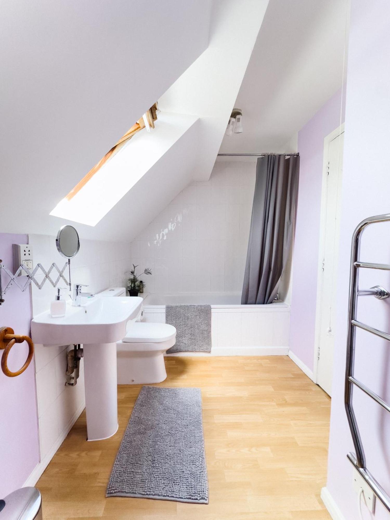Beautiful Apartment In Guildford With Parking Send Exteriér fotografie