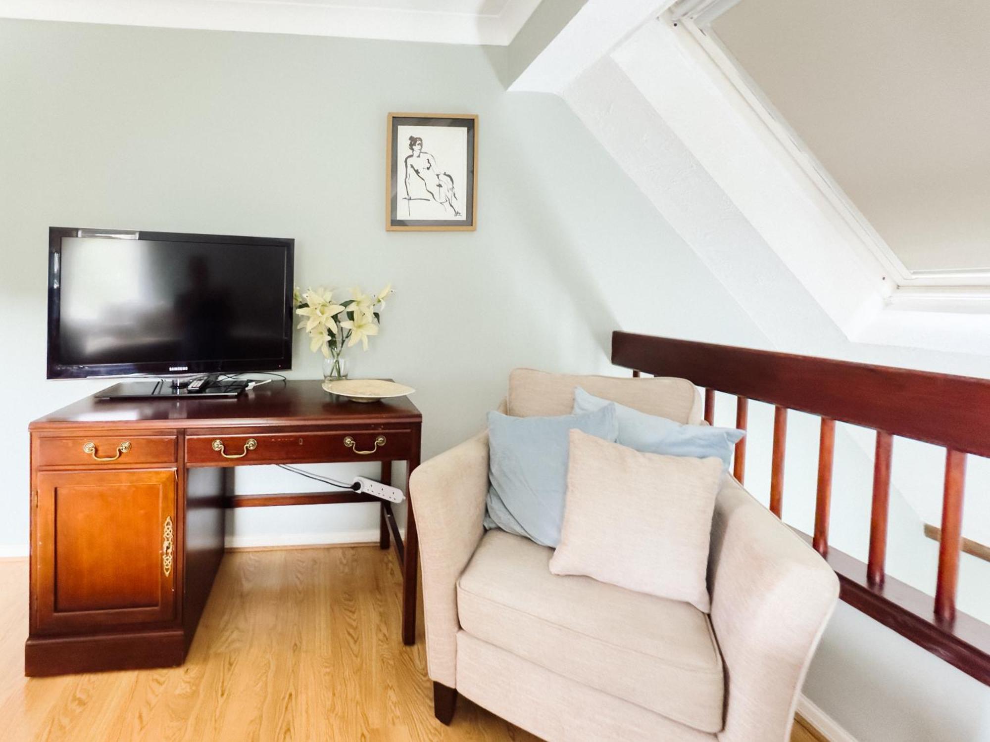 Beautiful Apartment In Guildford With Parking Send Exteriér fotografie