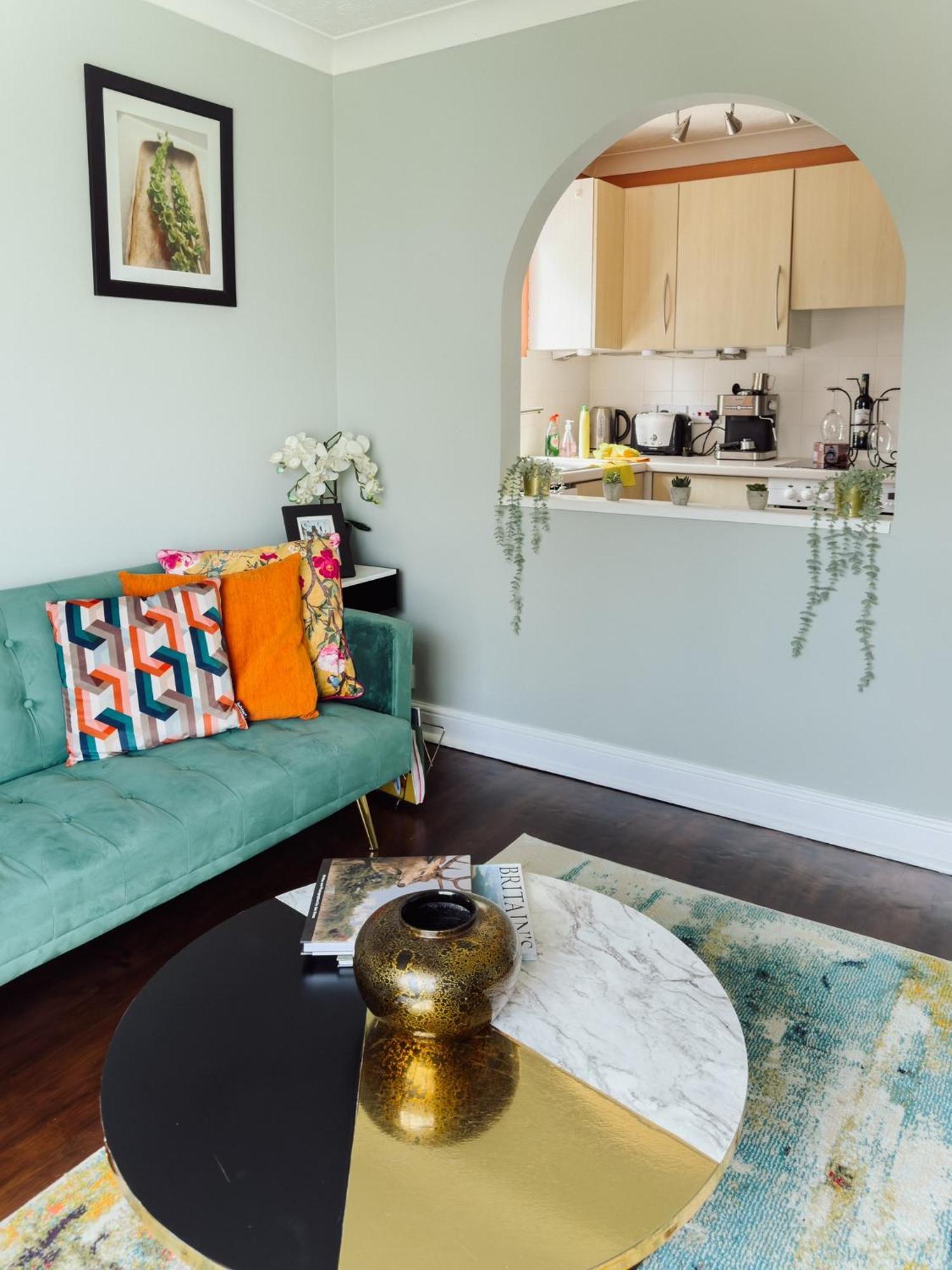 Beautiful Apartment In Guildford With Parking Send Exteriér fotografie