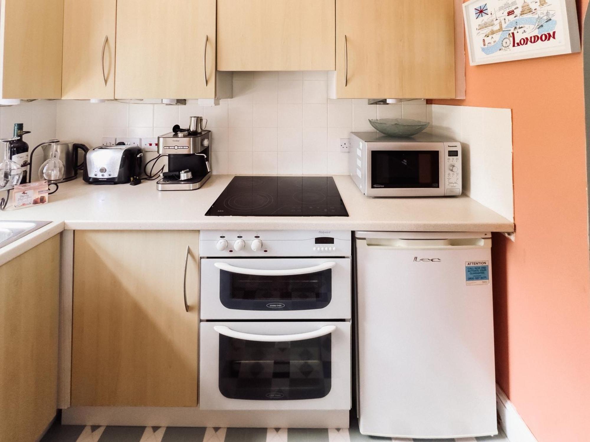 Beautiful Apartment In Guildford With Parking Send Exteriér fotografie