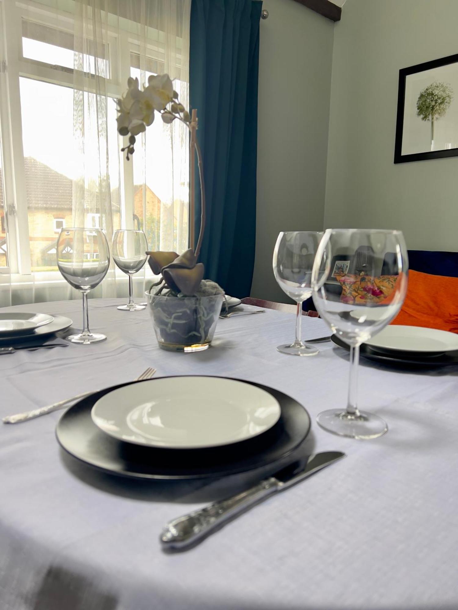 Beautiful Apartment In Guildford With Parking Send Exteriér fotografie